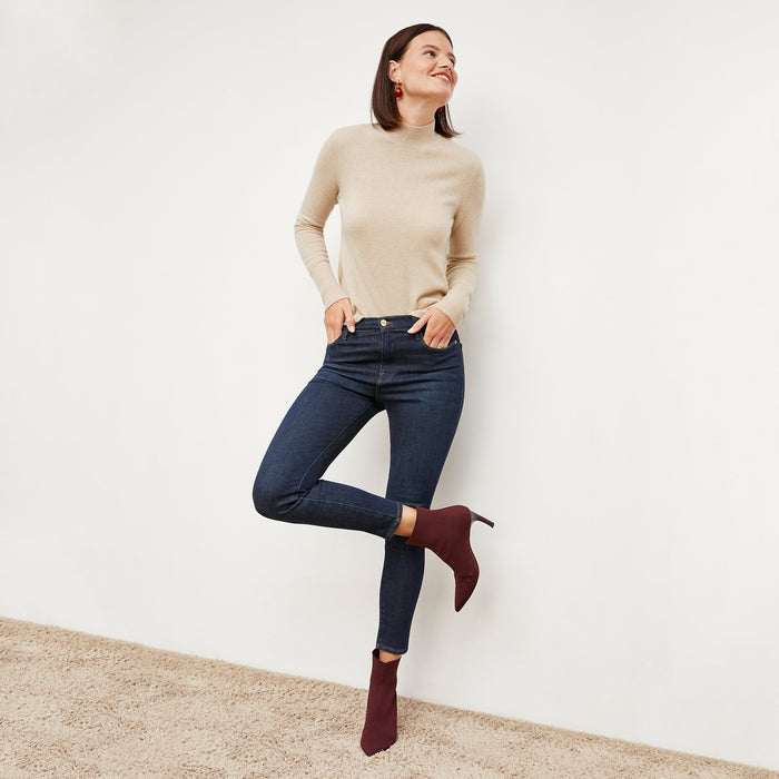 Front image of a woman standing wearing the FRAME Denim Le High Skinny Crop Jean in Samira