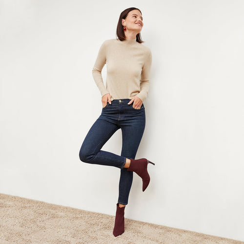 Front image of a woman standing wearing the FRAME Denim Le High Skinny Crop Jean in Samira