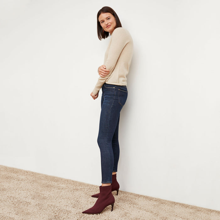 Side image of a woman standing wearing the FRAME Denim Le High Skinny Crop Jean in Samira