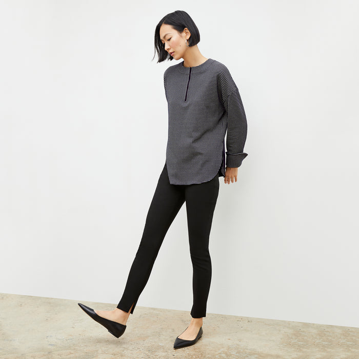 Side image of a woman wearing the skinny foster in black | Lead