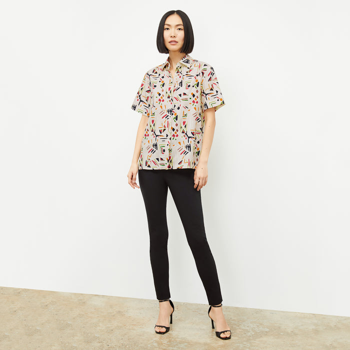 Front image of a woman wearing the skinny foster in black