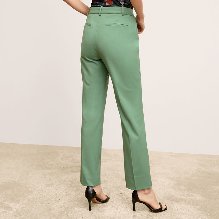 back image of a woman wearing the smith pants in parisian green