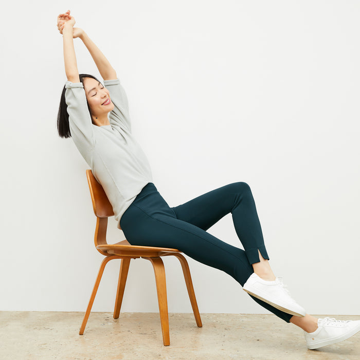 Side image of a woman wearing the Stella Legging in Deep Sea