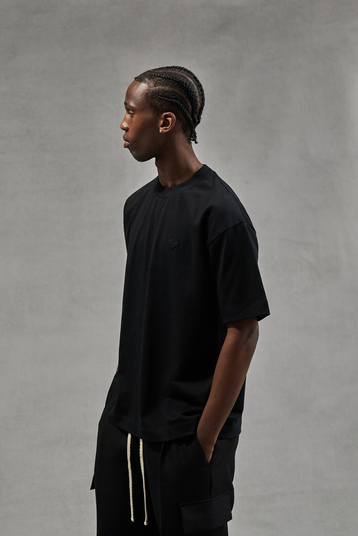 TONAL EMBLEM RELAXED T-SHIRT - BLACK