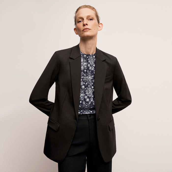 Front image of a woman wearing the Yiyan Blazer in Black | Lead