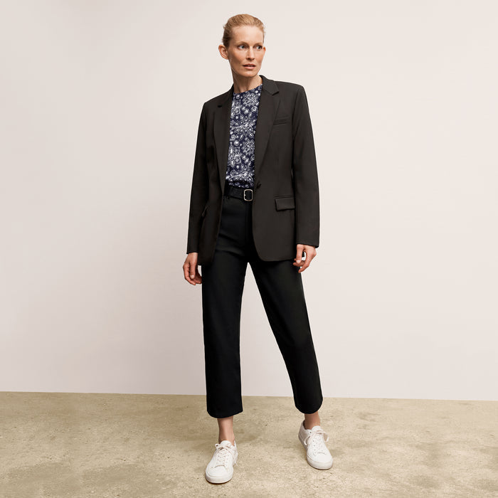Front image of a woman wearing the Yiyan Blazer in Black