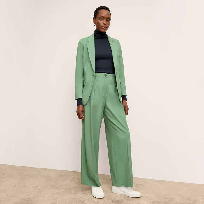 front image of a woman wearing the yiyan blazer in parisian green