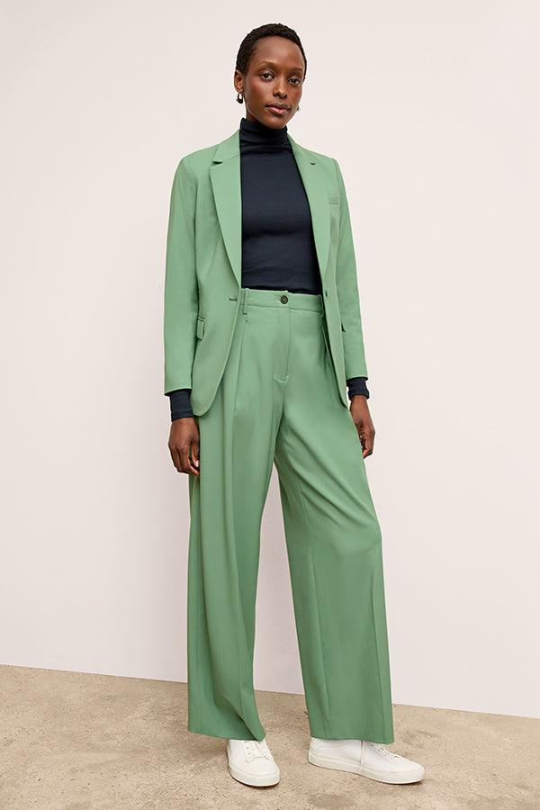 front image of a woman wearing the yiyan blazer in parisian green | Exclude | Grid