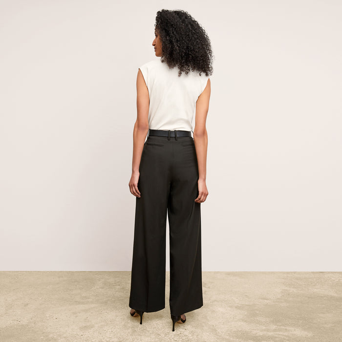 back image of a woman wearing the zuri pant in black