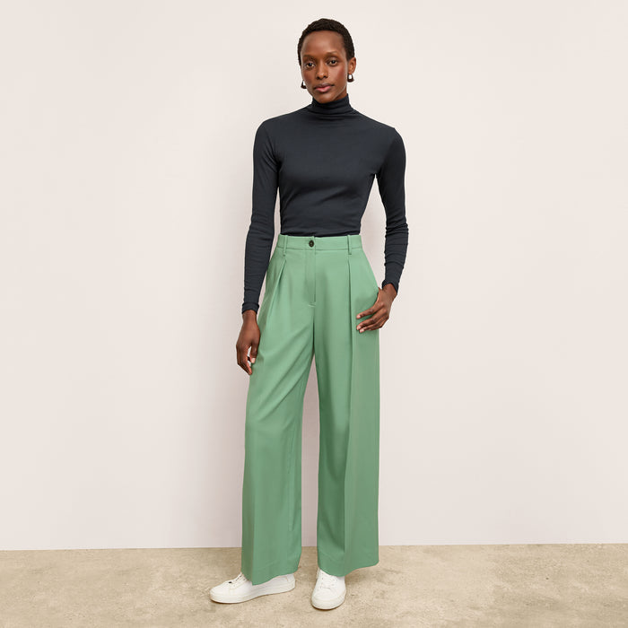 front image of a woman wearing the zuri pants in parisian green | Lead