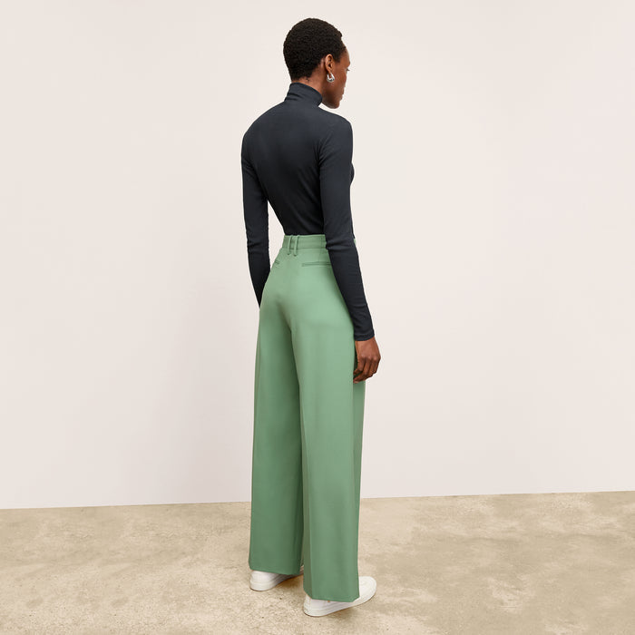 back image of a woman wearing the zuri pants in parisian green